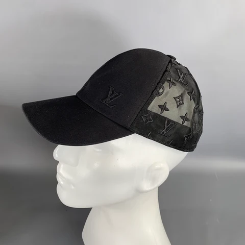 Casquette Luis Vuitton Noire à Motifs Monogramme – Style Chic et Urbain